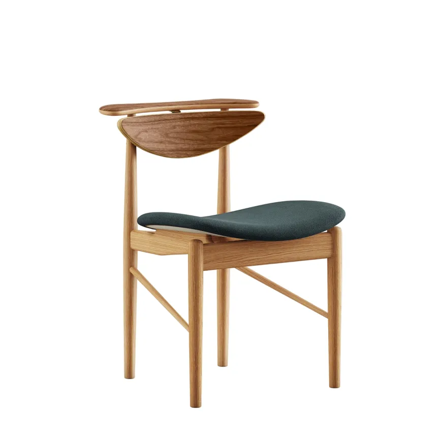 Karmstolen, eg olie/valnød af Finn Juhl