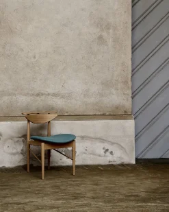 Karmstolen, eg olie/valnød af Finn Juhl