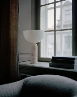 Kizu Bordlampe Large, Black Marble fra New Works