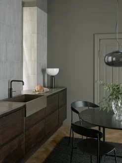 Kizu Bordlampe Large, Grey Marble fra New Works