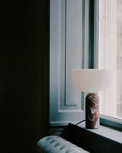 Kizu Bordlampe Small, Black Marble fra New Works