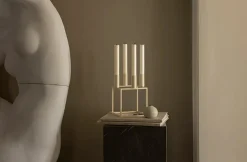 Kubus 4 Lysestage, hvid fra Audo Copenhagen