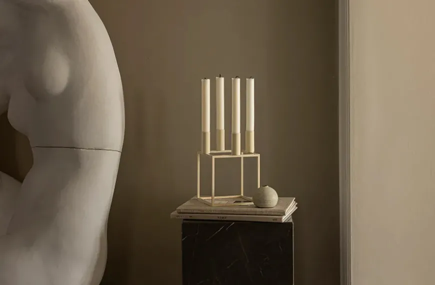 Kubus 4 Lysestage, ivory fra Audo Copenhagen