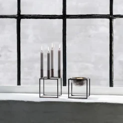 Kubus 4 Lysestage, sort fra Audo Copenhagen