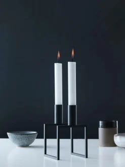 Kubus Line Lysestage, sort fra Audo Copenhagen