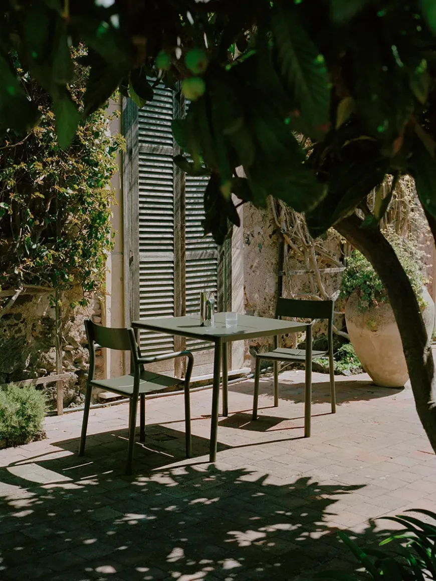 May sæt, 2 stole og bord 85x85 i dark green fra New Works