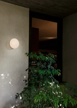 Mist AP22 væg- og loftlampe fra &Tradition