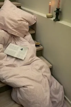 Monochrome Lines Sengetøj, rosa/hvid fra Juna