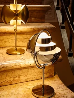 Multi-Lite Portable Bordlampe, messing/sort fra GUBI