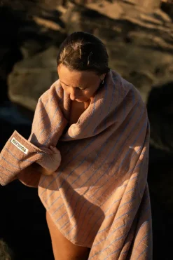 Naram towel - Baby pink & Ski patrol fra Bongusta