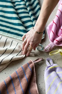 Naram towel - Lilac & Neon yellow fra Bongusta