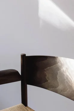 Nestor armstol, sort bøg med natur flet fra Mater