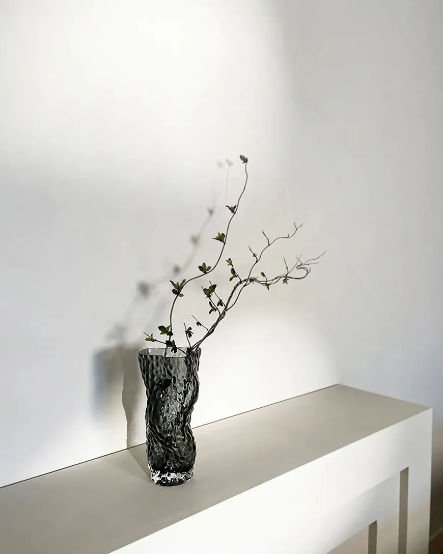 Ostrea Vase, midnight blue fra Hein Studio