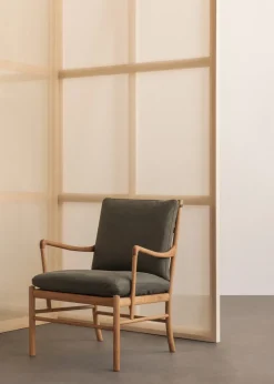 OW149 Colonial lænestol, valnød olie, Terra-læder af Ole Wanscher