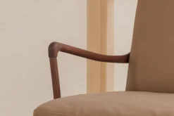 OW149 Colonial lænestol, valnød olie, Terra-læder af Ole Wanscher