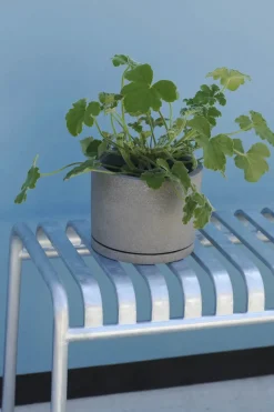 Palissade Bench, iron red fra Hay