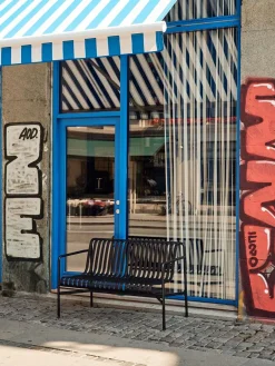 Palissade Dining Bench med armlæn, iron red fra Hay