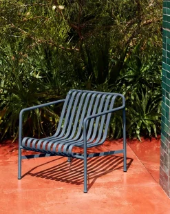 Palissade Lounge Chair Low, Deep Blue fra Hay