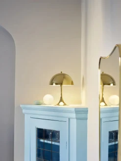 Panthella 250 bordlampe, grå opal fra Louis Poulsen