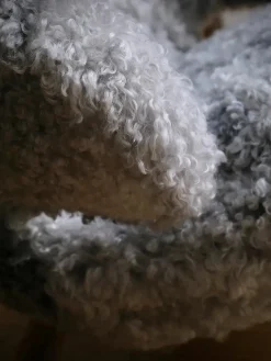 Pelikanstolen, gotlandsk fåreskind af Finn Juhl