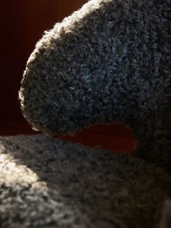 Pelikanstolen, gotlandsk fåreskind af Finn Juhl