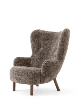 Petra VB3 Chair, sahara sheepskin/walnut fra &Tradition
