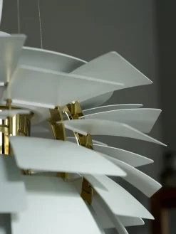 PH Artichoke Soft White/Brass fra Louis Poulsen