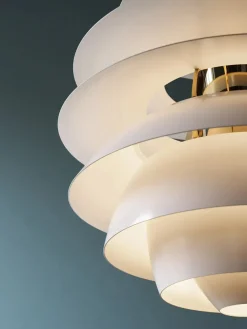 PH Snowball, soft white/brass af Poul Henningsen