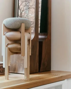 Pioneer Stool, smoked oak/primo 86 fra Fredericia Furniture