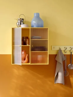 Ripple II Vitrineskab, inkl. ben fra Montana