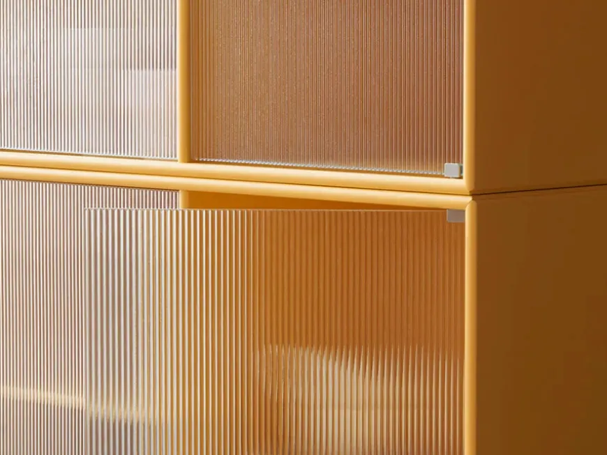 Ripple III Vitrineskab, inkl. sokkel fra Montana