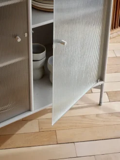 Ripple III Vitrineskab, inkl. ophæng fra Montana