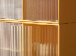 Ripple IV Vitrineskab, inkl. sokkel fra Montana