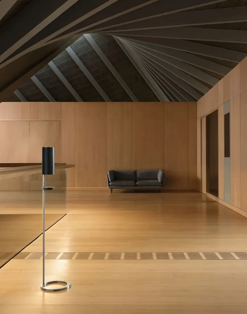 Sensorstyret håndsprit- og sæbedispenser, fritstående i sort fra VOLA