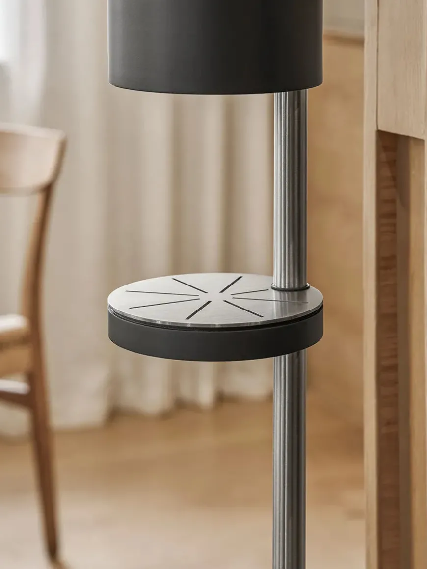 Sensorstyret håndsprit- og sæbedispenser, fritstående i sort fra VOLA