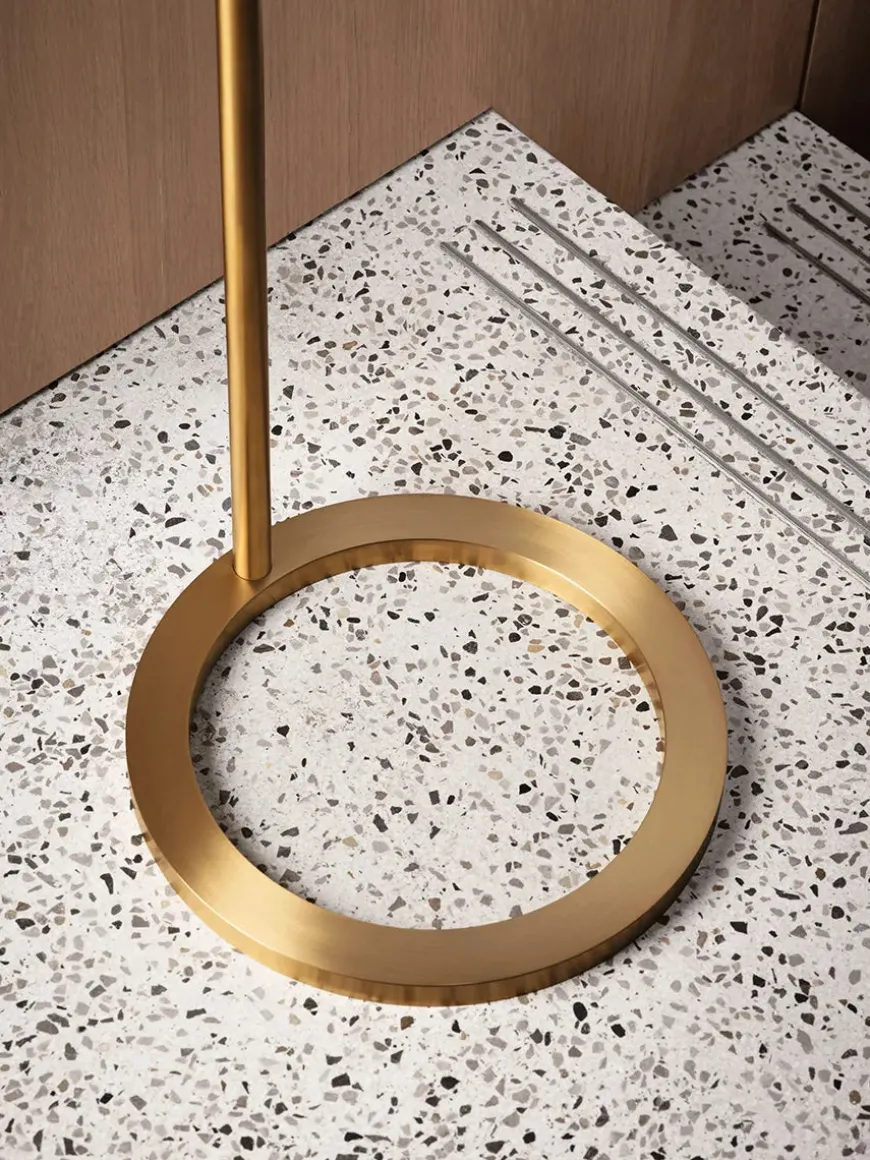 Sensorstyret håndsprit- og sæbedispenser, fritstående i sort fra VOLA