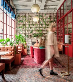 Sensorstyret håndsprit- og sæbedispenser, fritstående i sort fra VOLA