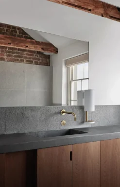 Sensorstyret håndsprit- og sæbedispenser, vægmonteret i hvid fra VOLA