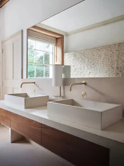 Sensorstyret håndsprit- og sæbedispenser, vægmonteret i hvid fra VOLA