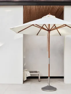 Skagerak Messina Parasol Ø300, Light Apricot/Dark Green Stripes fra Fritz Hansen