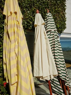 Skagerak Messina Parasol Ø300, Light Apricot/Dark Green Stripes fra Fritz Hansen