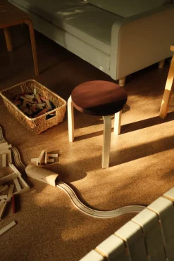 Stool 60, zebra fabric fra Artek