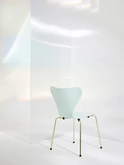 70th Anniversary Edition 3107 Spisebordsstol, 7:14 AM Green af Arne Jacobsen