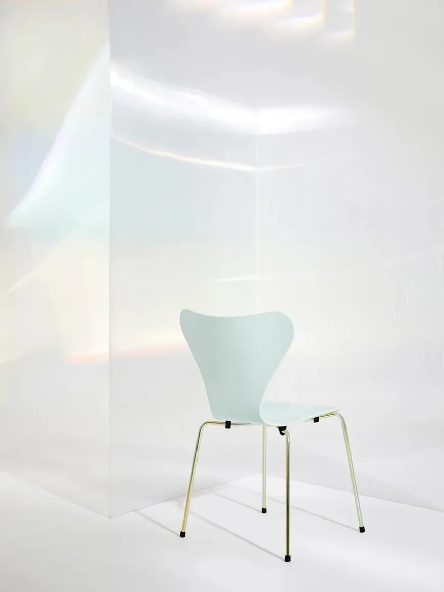 70th Anniversary Edition 3107 Spisebordsstol, 7:14 AM Green af Arne Jacobsen