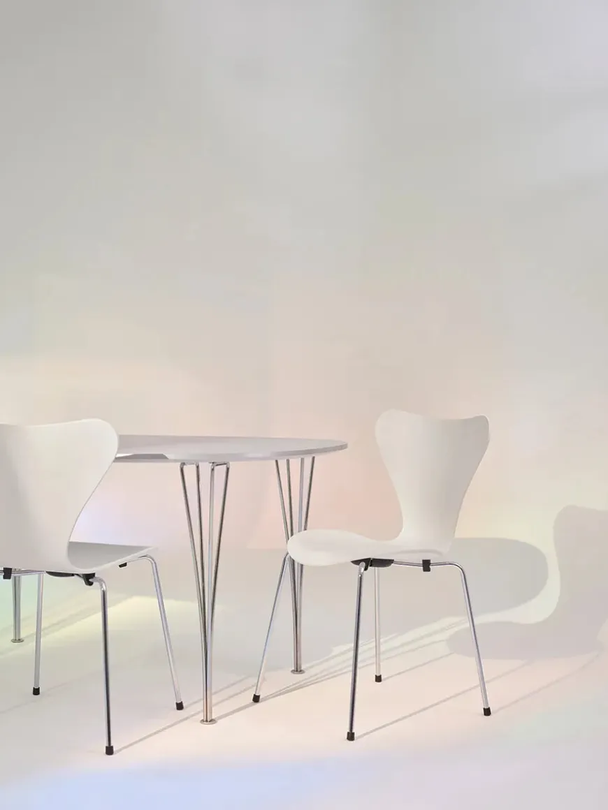 70th Anniversary Edition 3107 Spisebordsstol, 7:14 AM Green af Arne Jacobsen