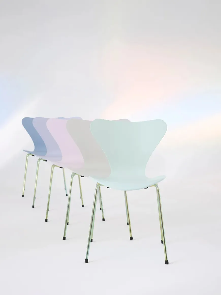 70th Anniversary Edition 3107 Spisebordsstol, 7:14 AM Green af Arne Jacobsen