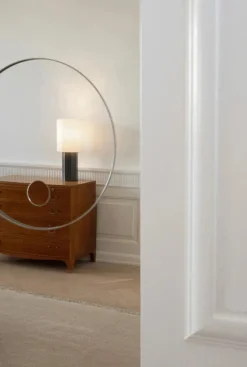 The Eight Over Eight Lamp Small, beige travertine fra Louise Roe