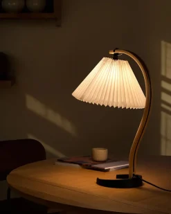 Timberline Table Lamp fra GUBI