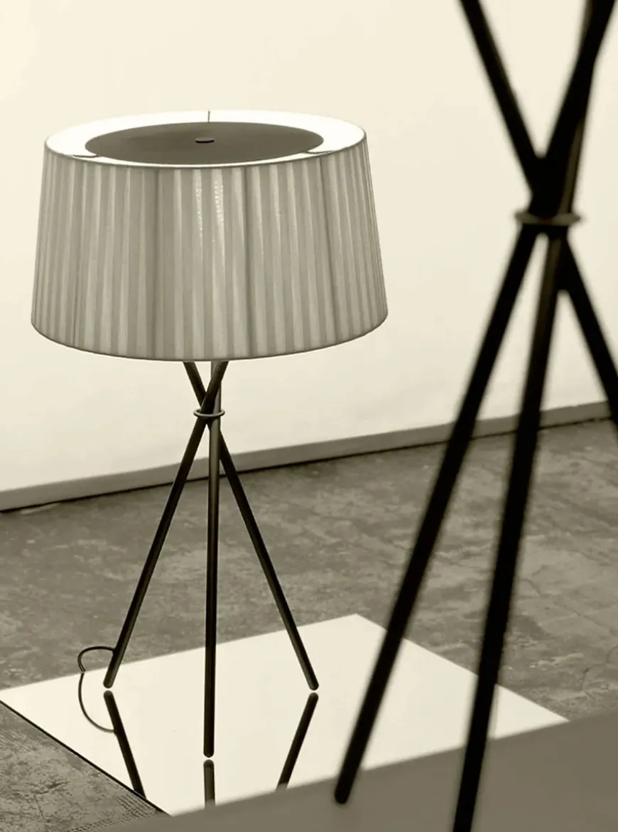 Tripode Bordlampe, red amber fra Santa and Cole