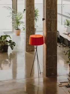 Tripode Gulvlampe fra Santa and Cole, sort (G5)